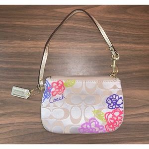 Vintage Floral Coach Wristlet 🌸